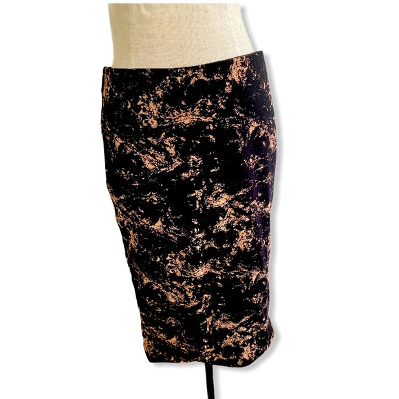 H&M Dresses & Skirts - H&M Body Con Black and pink graphic skirt